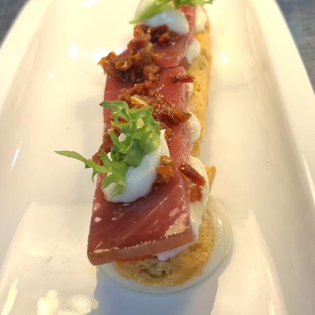 Crujiente de atún ahumado y crema de Payoyo